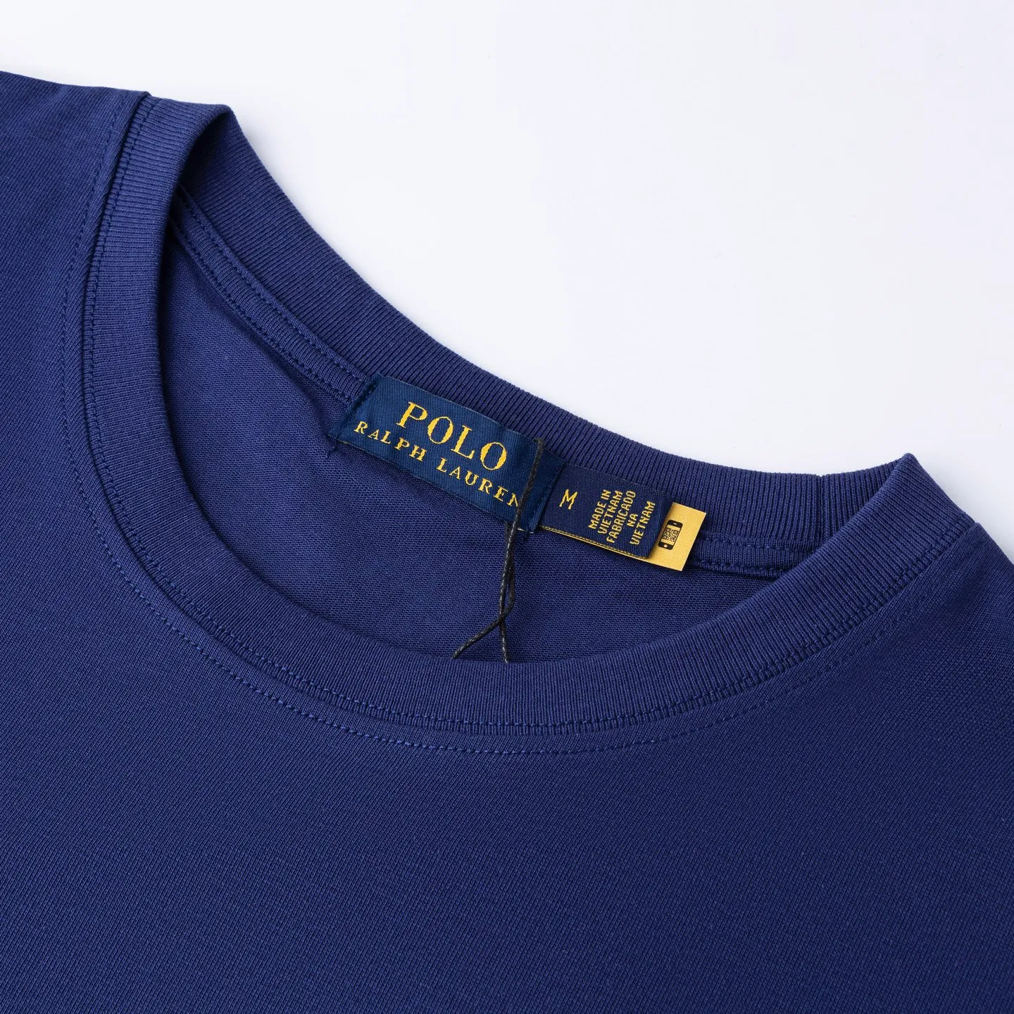 P126 Style number: 510 Ralph Lauren/Ralph Lauren 25ss new style pockets with pony embroidery on the hem, round neck short sleeves. The main logo on the neck has a QR code that can be scanned for verification. The detailed bear logo embroidery is all high-density and all made with imported Tajima machines, which distinguishes low-quality products on the market. 32 counts, 240g hydrophilic toner, 100% cotton fabric, comfortable and soft, highly breathable, focusing on high-end cost-effectiveness, needless to say good quality. Available in a variety of colors, both boys and girls can try this genderless style, giving them a yuppie tone in no time. Immerse yourself in your leisurely style, and have your own style in retro. Natural, vivid, and very French romantic feelings perfectly integrate the youthful atmosphere with the trend. The clever embellishment of the classic pony logo embroidery carries all the eye-catching points. Color: black, white, navy blue, orange Size: S-xL S Shoulder width 44 Bust 100 Sleeve length 22 Clothing length 68 M Shoulder width 46 Bust 104 Sleeve length 23 Clothing length 70 L Shoulder width 63 Bust 108 Sleeve length 24 Clothing length 72 xL Shoulder width 50 Bust 112 Sleeve length 25 Clothing length 74